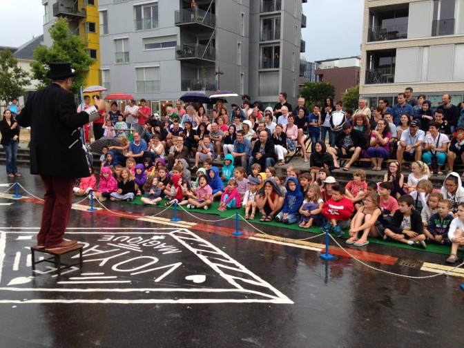 Magie de rue sous la pluie !