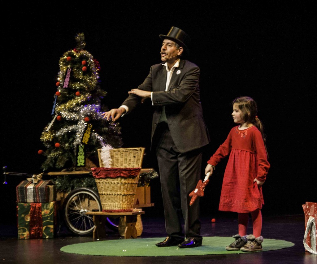 Noël de magicien avec un enfant