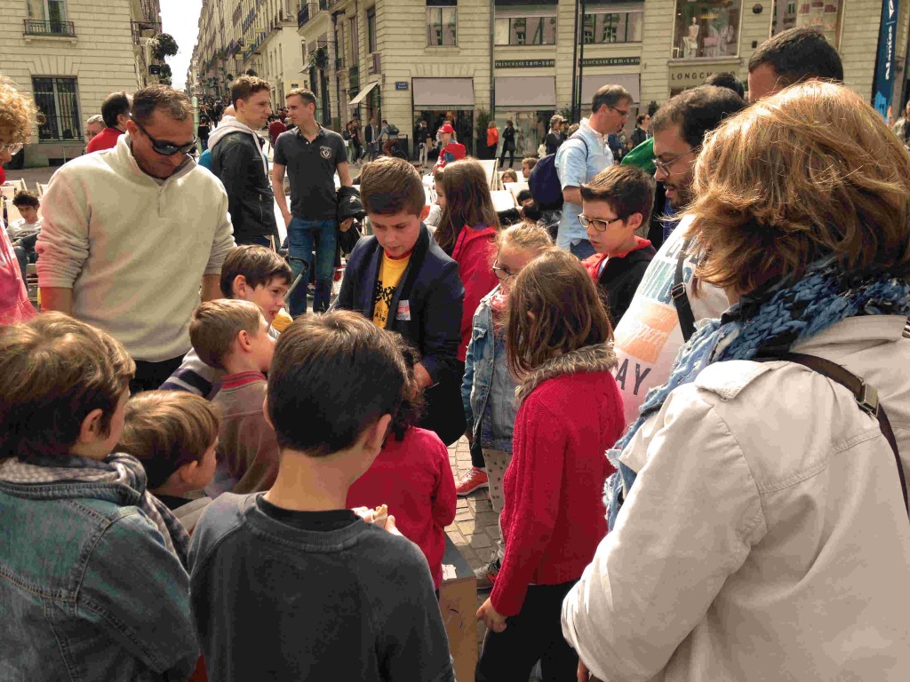 Jeune magicien de rue