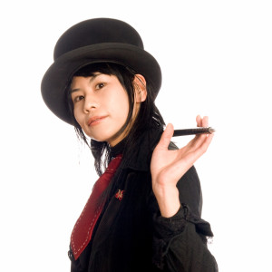 Portrait de NAOKO la magicienne japonaise invitée par Le Lieu Magique