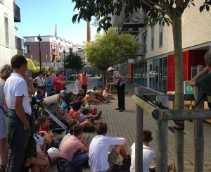 Le Lieu Magique spectacle de rue devant Le Lieu Magique