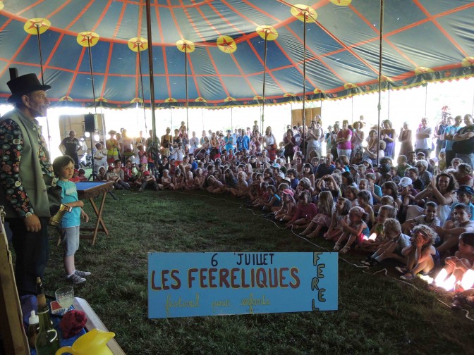 Spectacle de magie de rue aux FEERELIQUES