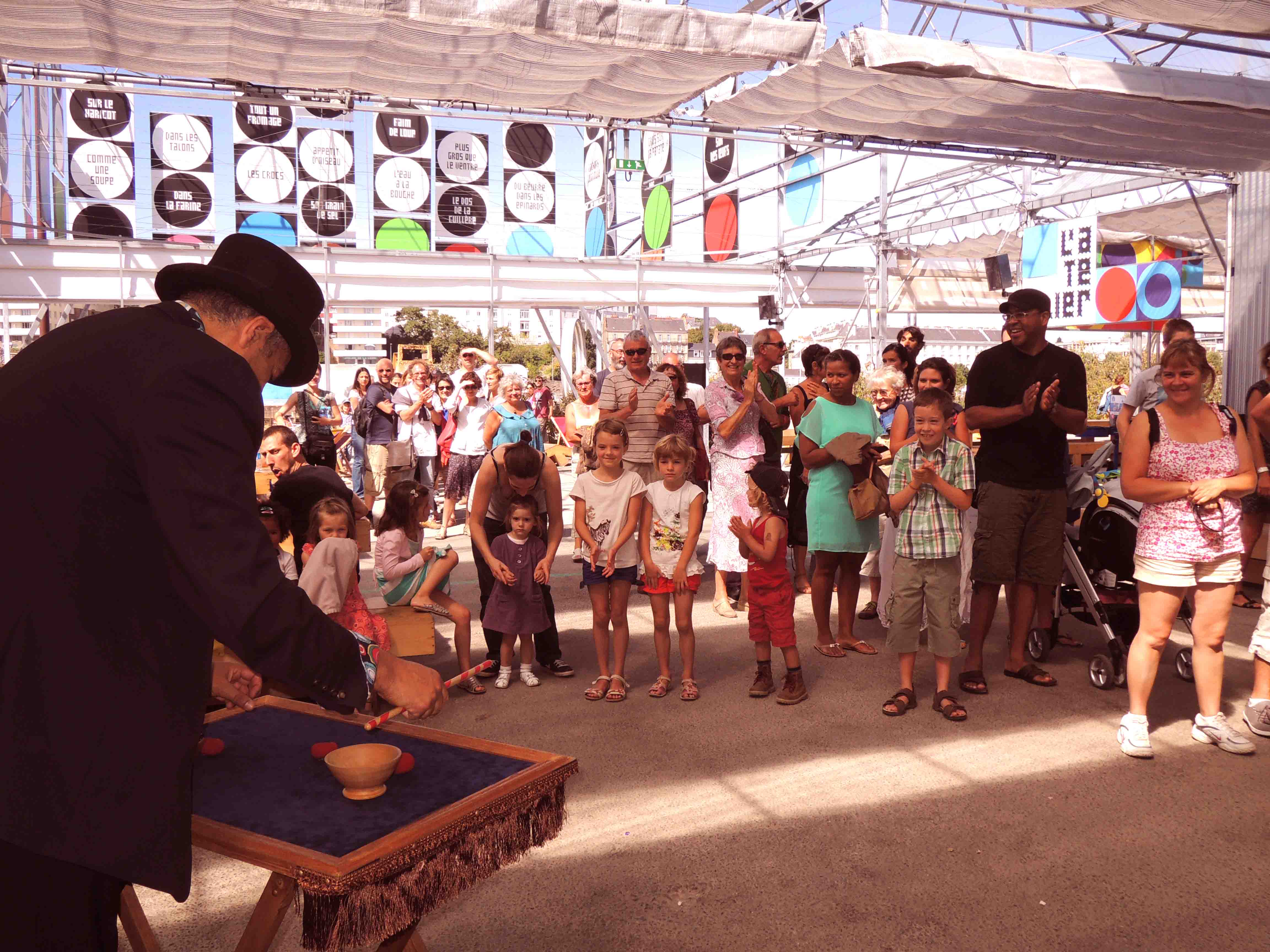 Spectacles et animations de magie pour la salle et la rue pour jeune et ...